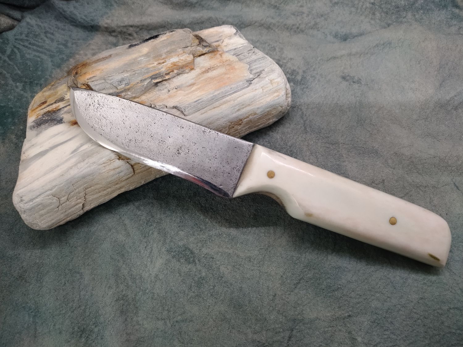 High Carbon Steel and Shed Caribou ntler Eskimo Knife