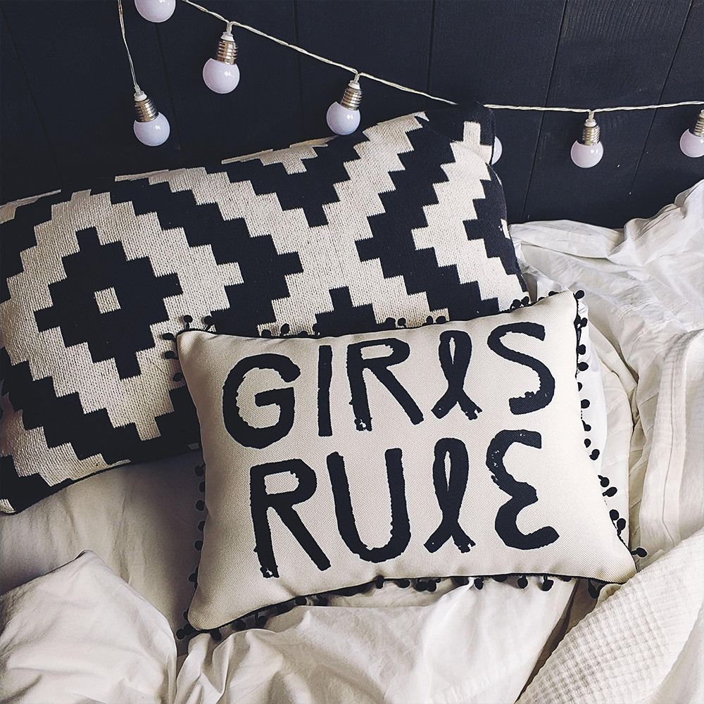 Подушка декоративная (мешковина) с помпонами Girls rule