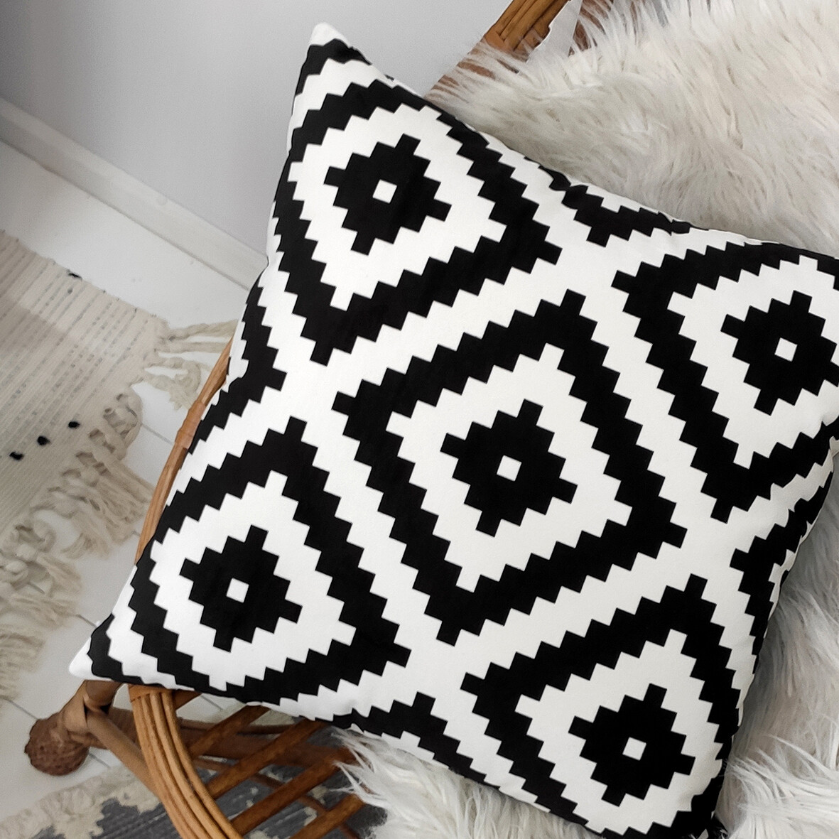 Подушка для дивана 45х45 см (бархат) Чорно-білий геометричний ромб