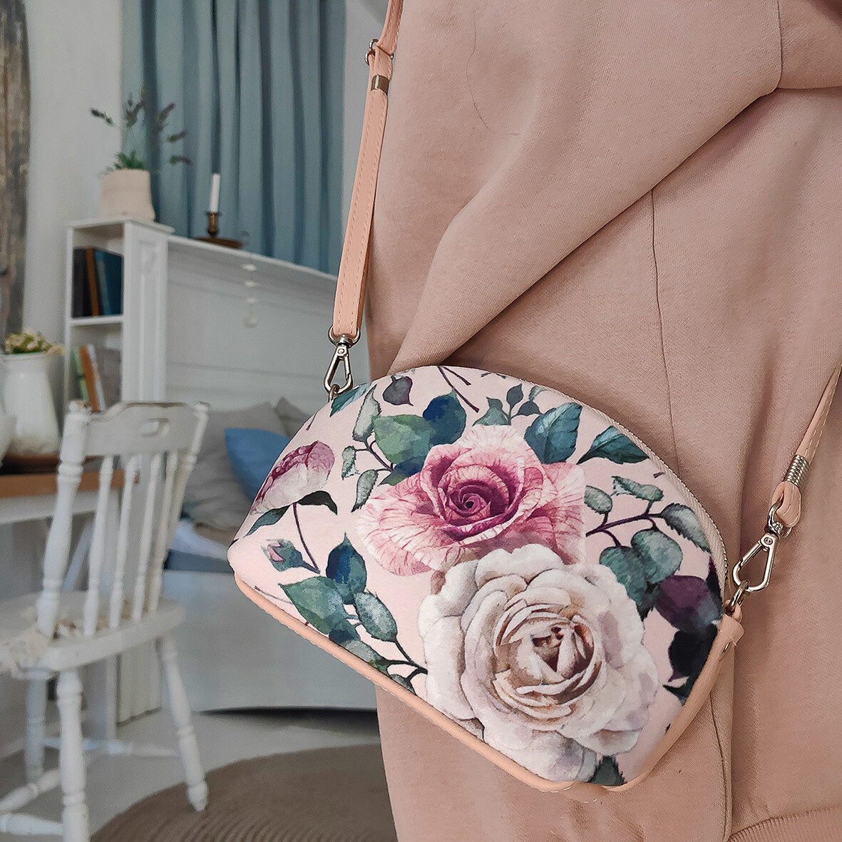 Маленькая женская сумочка Coquette Розы на пудровом фоне