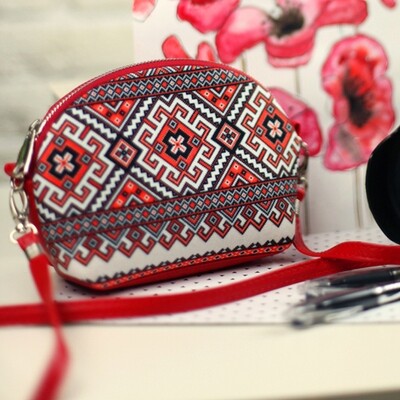 Маленькая женская сумочка Coquette Украинский орнамент с красным кожзамом