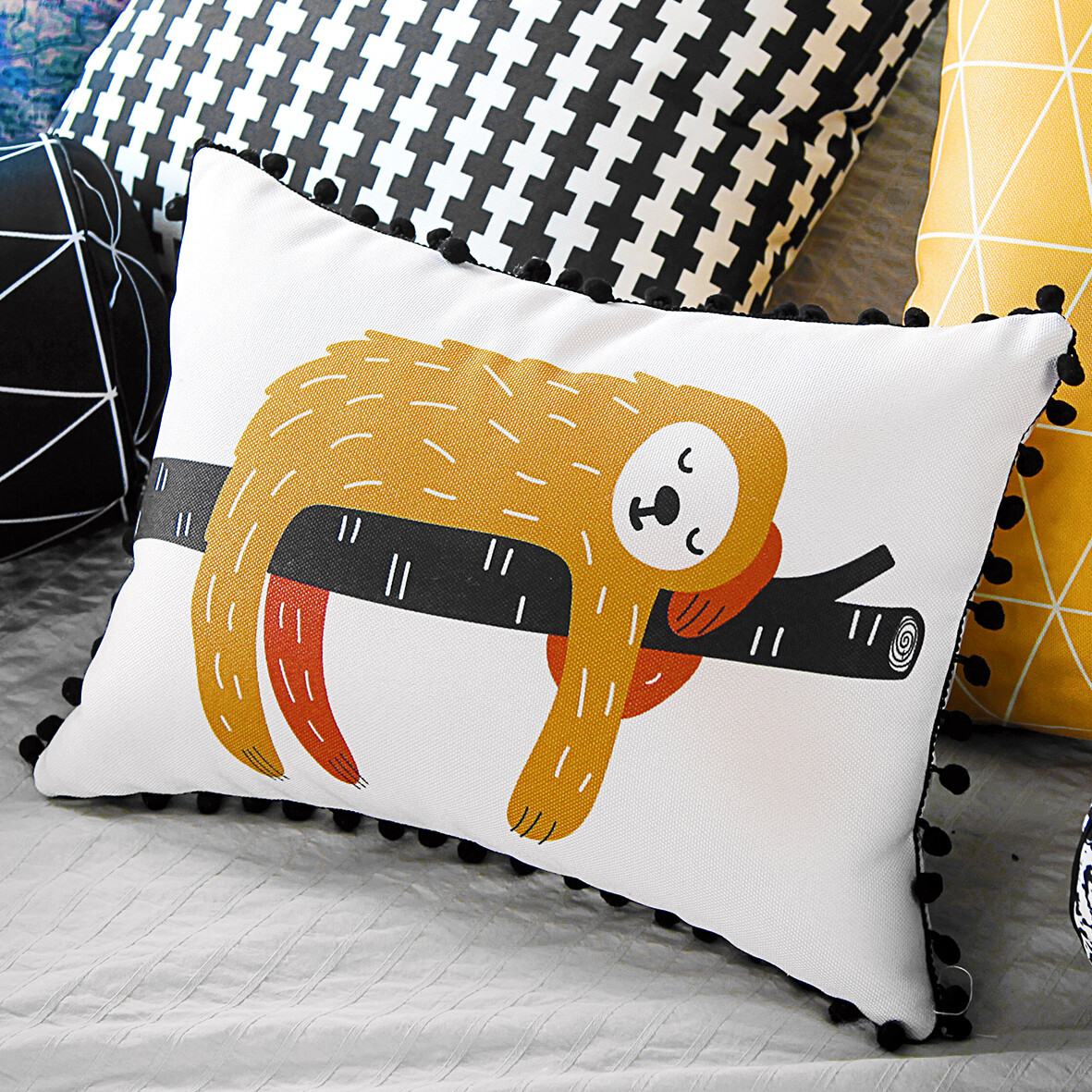 Подушка декоративная (мешковина) с помпонами Ленивец на ветке спит