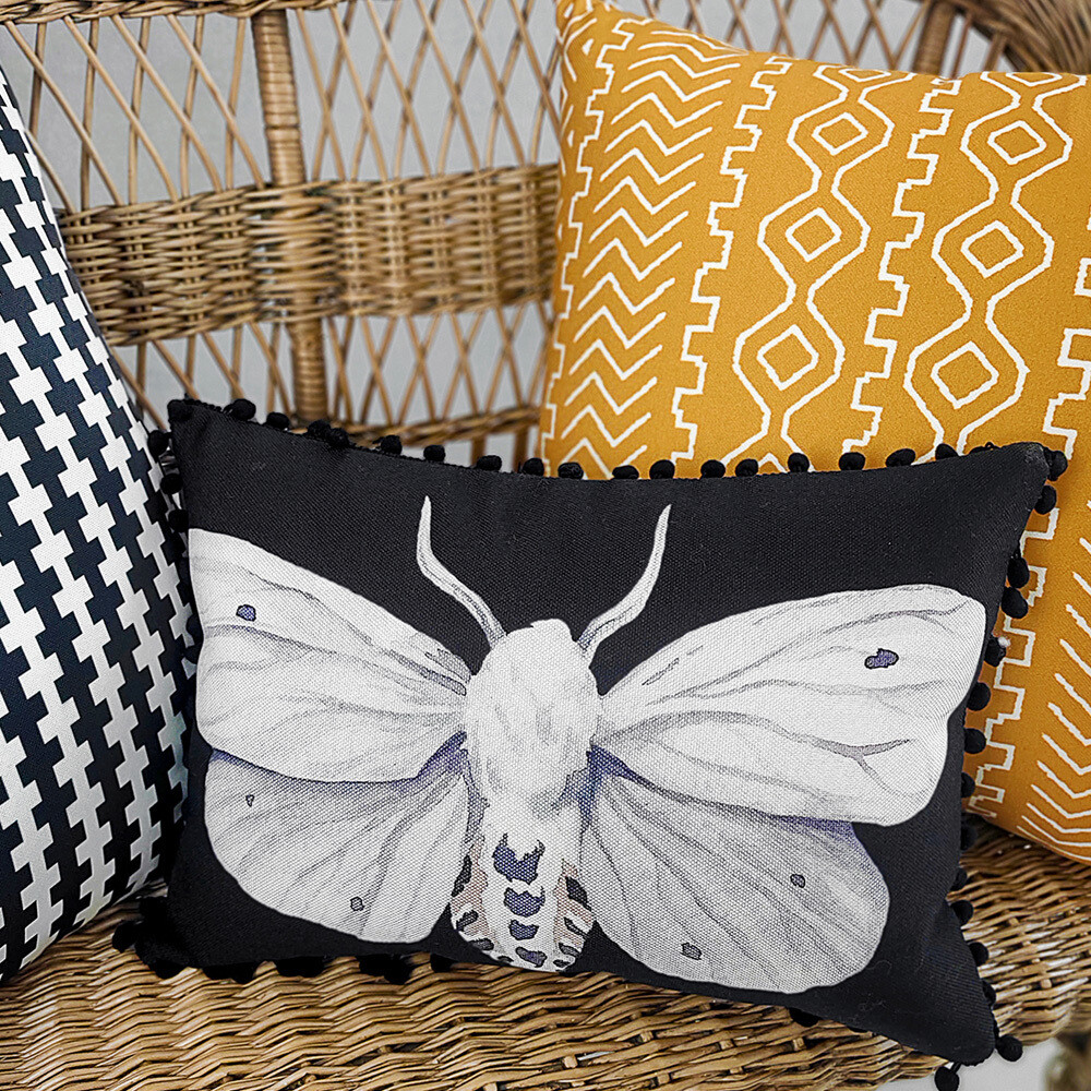 Подушка декоративная (мешковина) с помпонами Бабочка