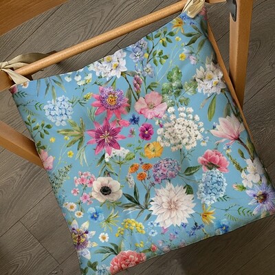 Подушка на стілець із зав'язками Квіти на блакитному фоні