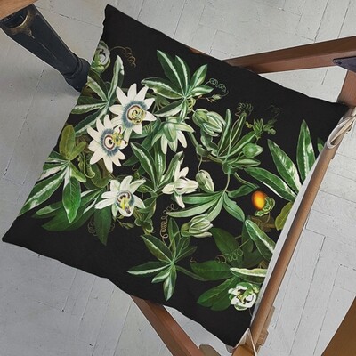Подушка на стул с завязками Цветущие растения на темном фоне