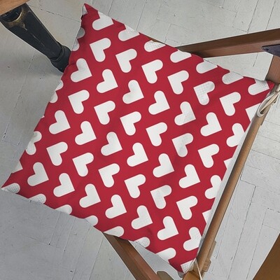 Подушка на стул с завязками Сердечки на красном фоне