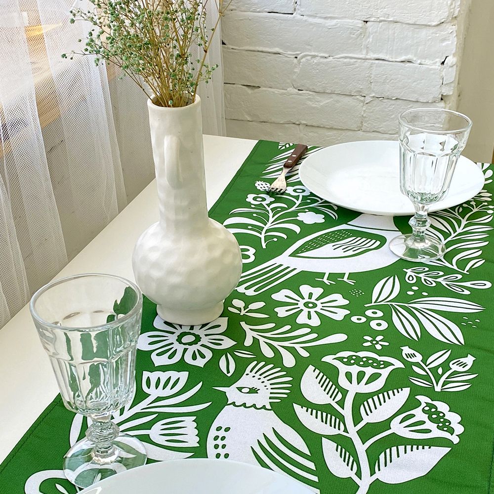 Дорожка на стол (раннер) Птахи та квіти на зеленому фоні