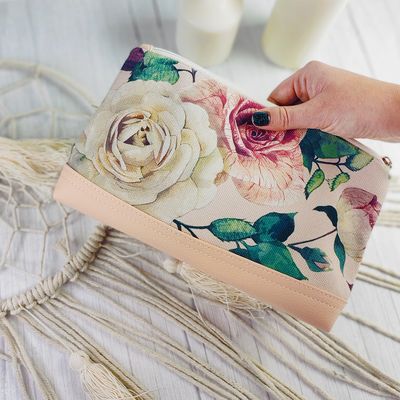 Косметичка дорожня жіноча Lovely Троянди на пудровому тлі