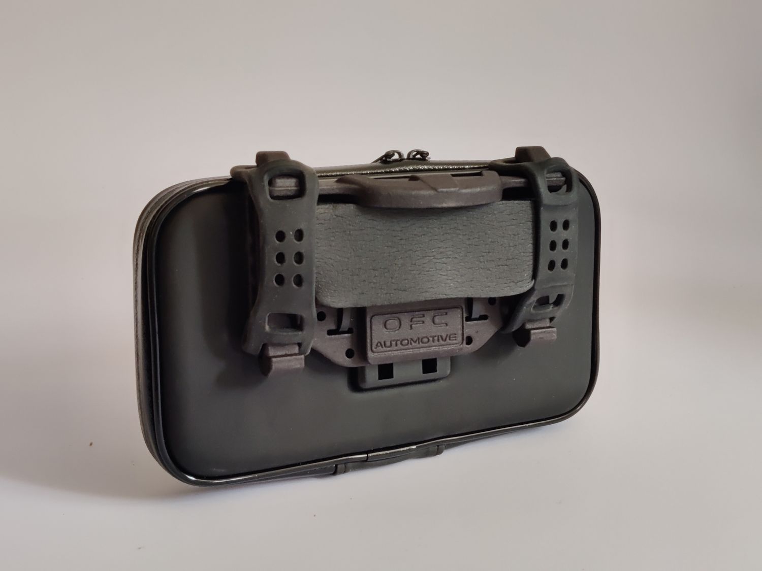 La funda universal montada sobre uno de nuestros soportes.