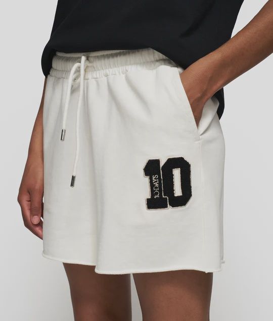Shorts 10 black and white