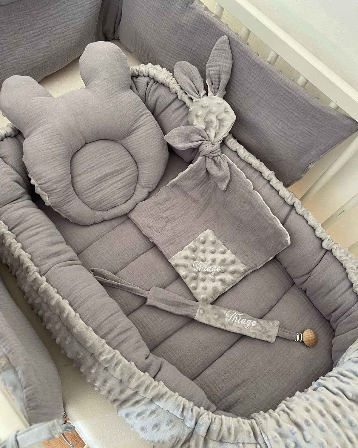 Attache tétine gris