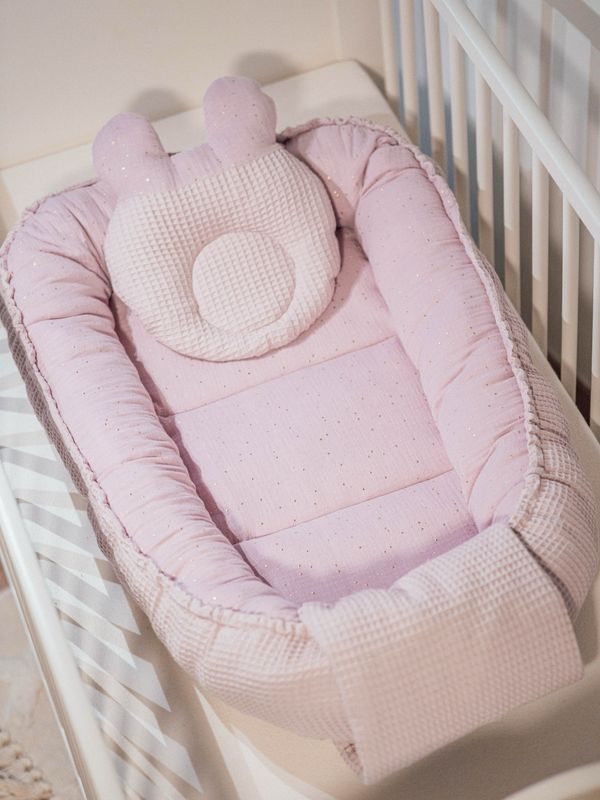 Cocon vieux rose à pois doré avec coussin
