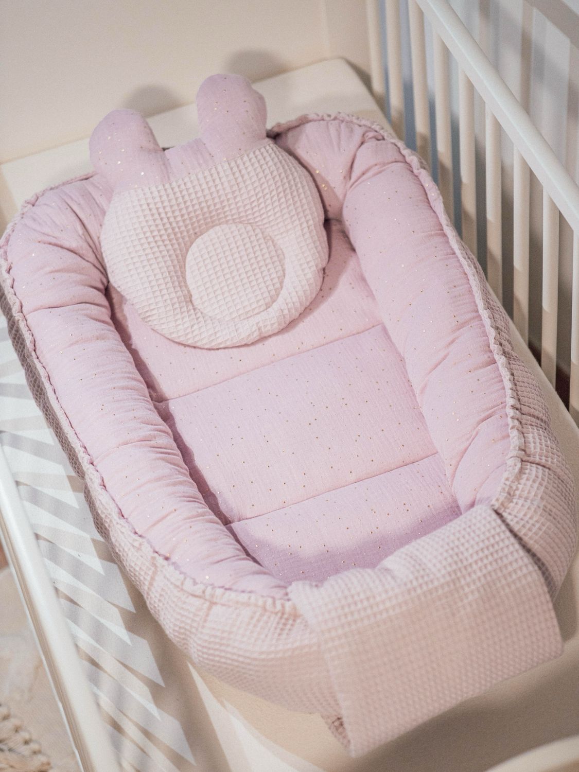 Cocon vieux rose à pois doré avec coussin