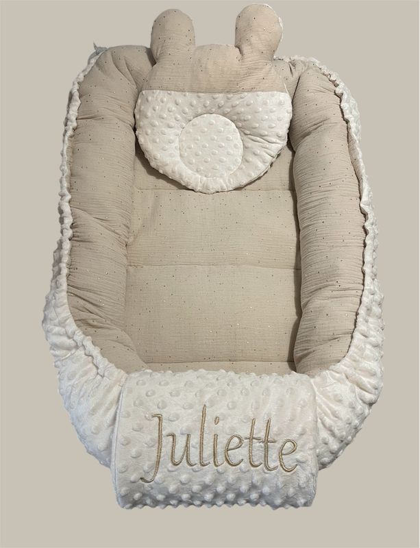 Cocon beige à pois doré
