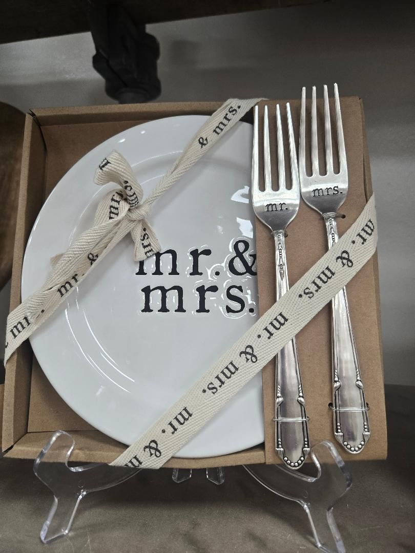 MP Mr/Mrs Cake Plate Set