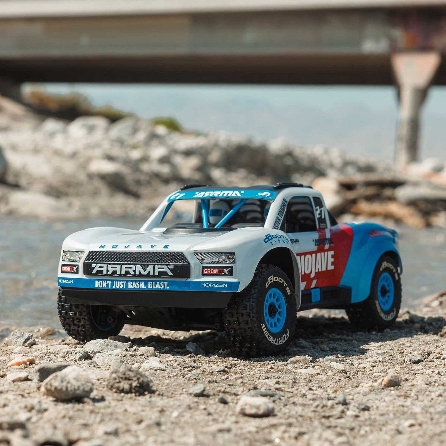 MOJAVE GROM 223S BLX Brushless 4X4 Small Scale Desert Truck RTR with Battery &amp; Charger, White/Blue