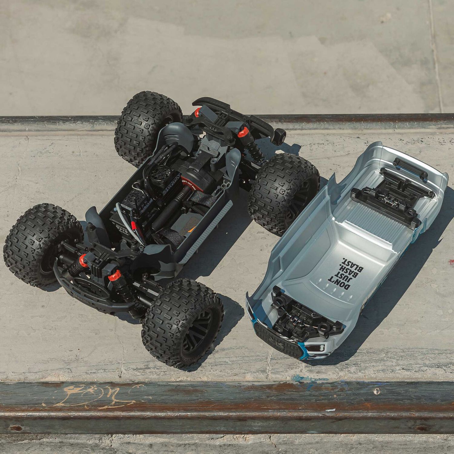 1/10 GRANITE 4X4 223S BLX BRUSHLESS MONSTER TRUCK RTR WITH DSC, BLUE