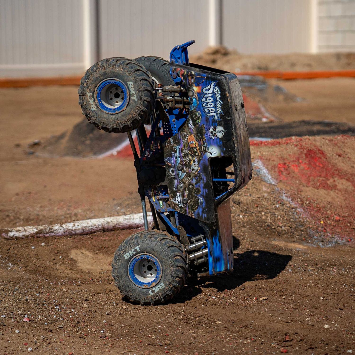 LMT 2.0: 4wd Solid Axle Monster Truck RTR - Son-Uva Digger