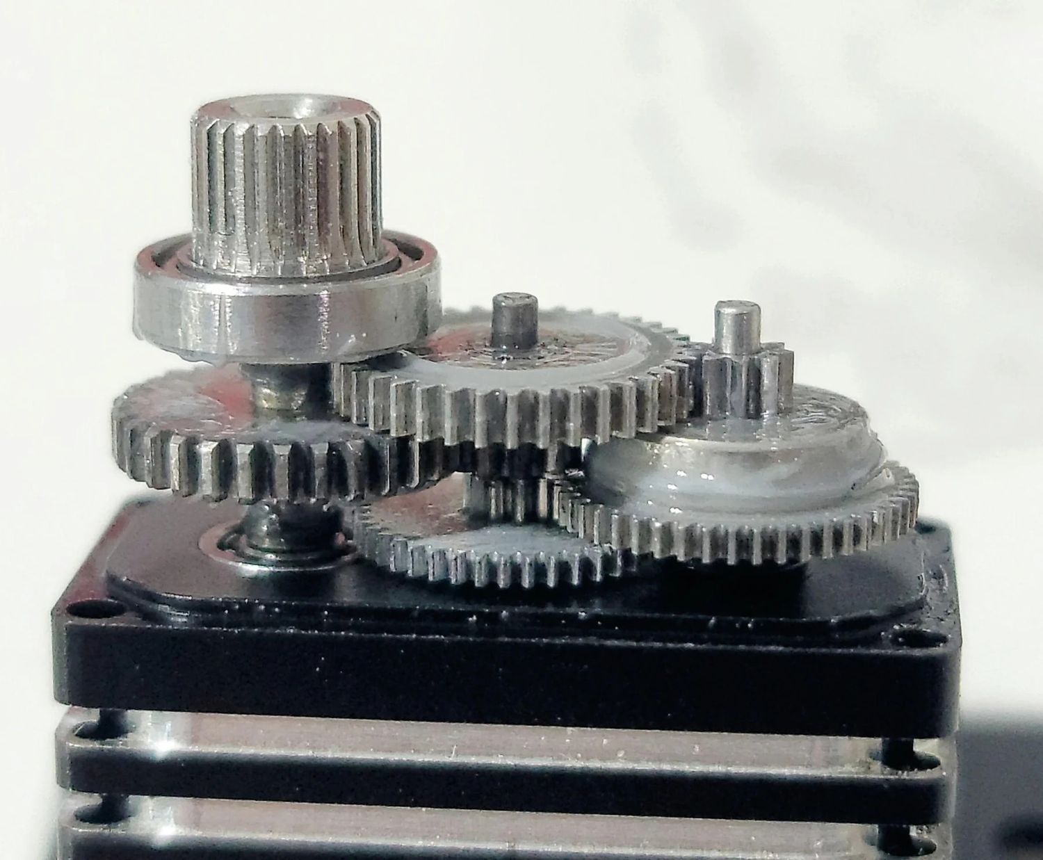 RS100 High Torque Micro Servo ( Bottom Wire Exit )