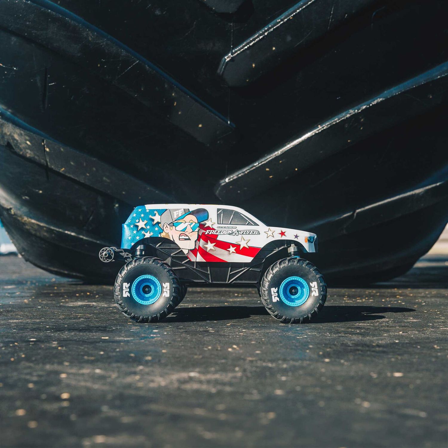 1/16 FREEDOM FLYER 4X4 RTR Monster Truck (Battery &amp; Charger Included), White