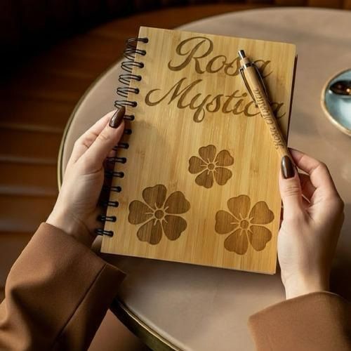 Notebook en couverture bamboo personnalisé avec son stylo en bois Notebook en couverture bamboo personnalisé avec son stylo en bois