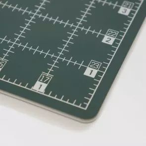 Quilter&#39;s Select - Dual Sided Cutting Mat - 18&quot; x 24&quot;