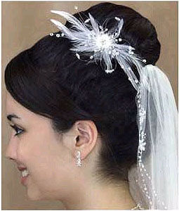 WHITE  FEATHER HAIR COMB