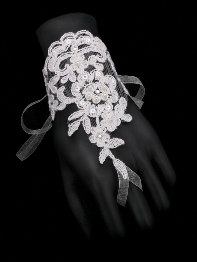 Victorian Lace gloves BY
ENVOGUE ACCESSORY'S