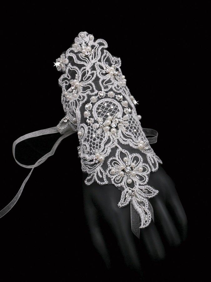 Victorian Lace gloves BY
ENVOGUE ACCESSORY'S