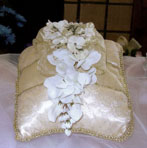 FLAT GOLD LACE PILLOW