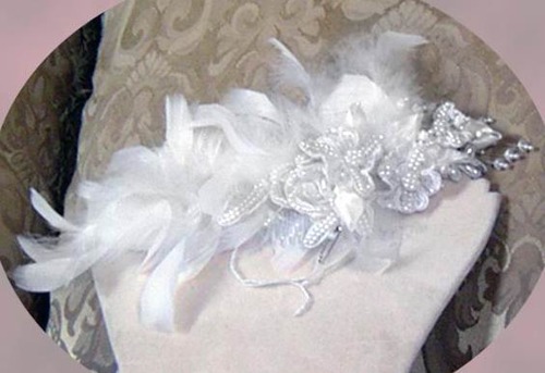 HAIR ADORNMENT  WITH FEATHERS