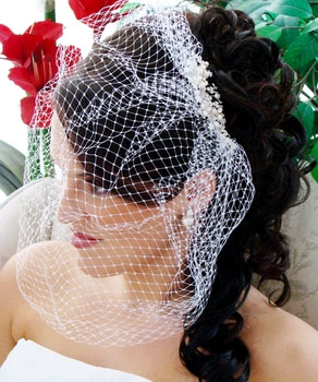 BIRDCAGE WITH PEARLS & RHINESTONES  BY
WEDDING FACTORY DIRECT