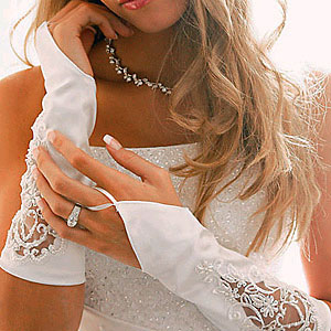EMBROIDERED FINGERLESS GLOVES