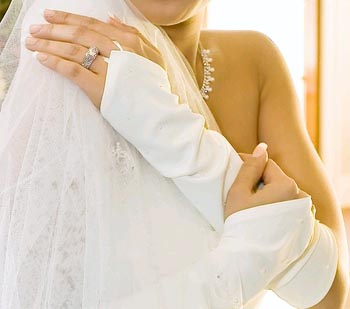 ELEGANT BEADED FINGERLESS GLOVE