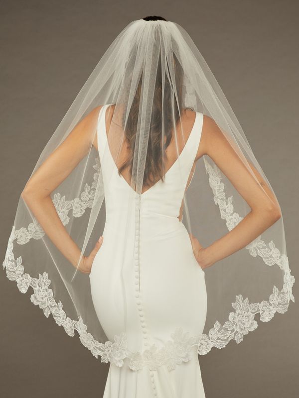 ENVOGUE FINGERTIP VEILS
