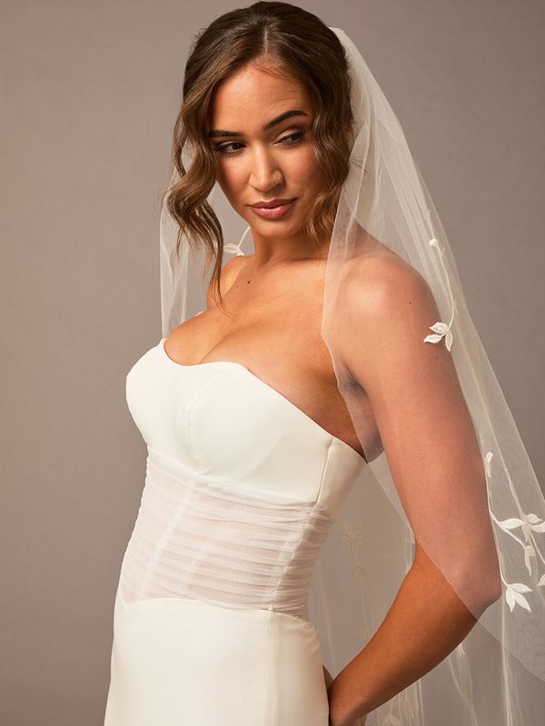 ENVOGUE FINGERTIP VEILS