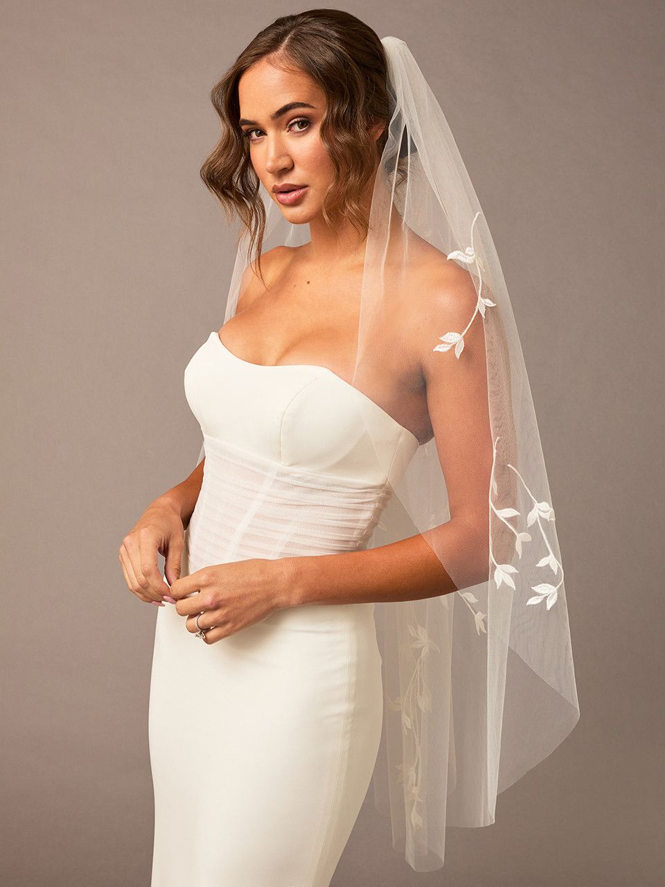 ENVOGUE FINGERTIP VEILS