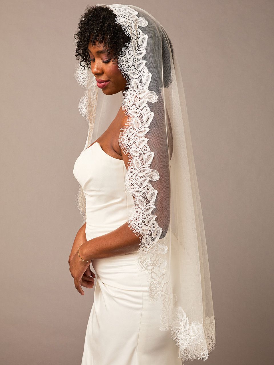 ENVOGUE FINGERTIP VEILS