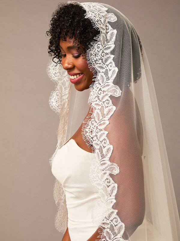 ENVOGUE FINGERTIP VEILS