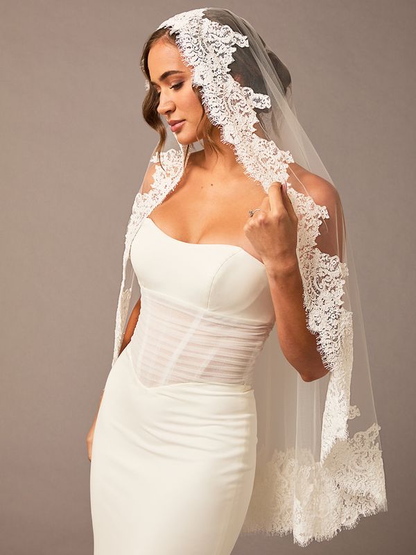 ENVOGUE FINGERTIP VEILS