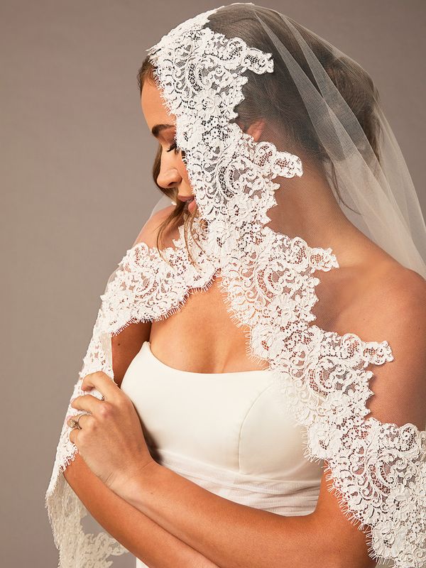 ENVOGUE FINGERTIP VEILS