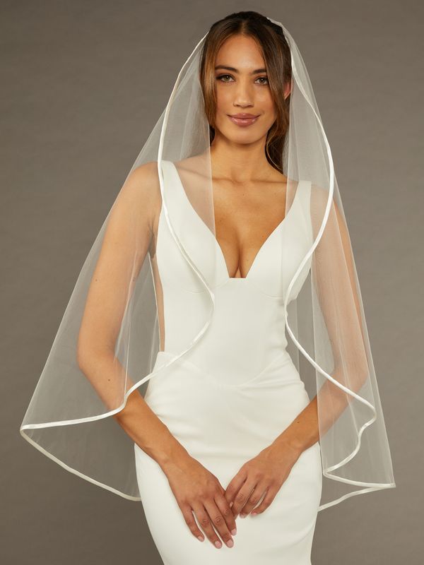 ENVOGUE FINGERTIP VEILS