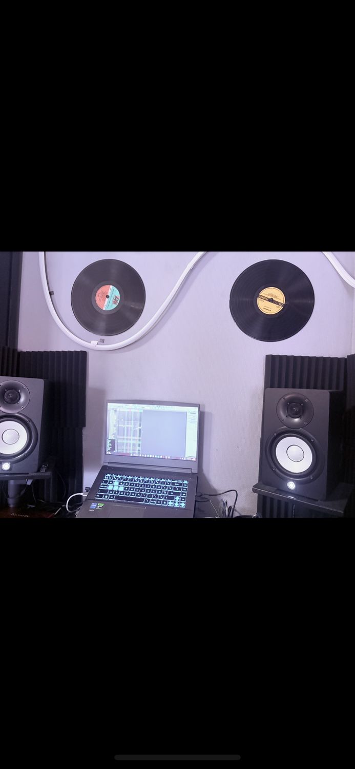 24/7 STUDIO + PIONEER 4 CHANNEL DJ DECKS (BELGIUM)