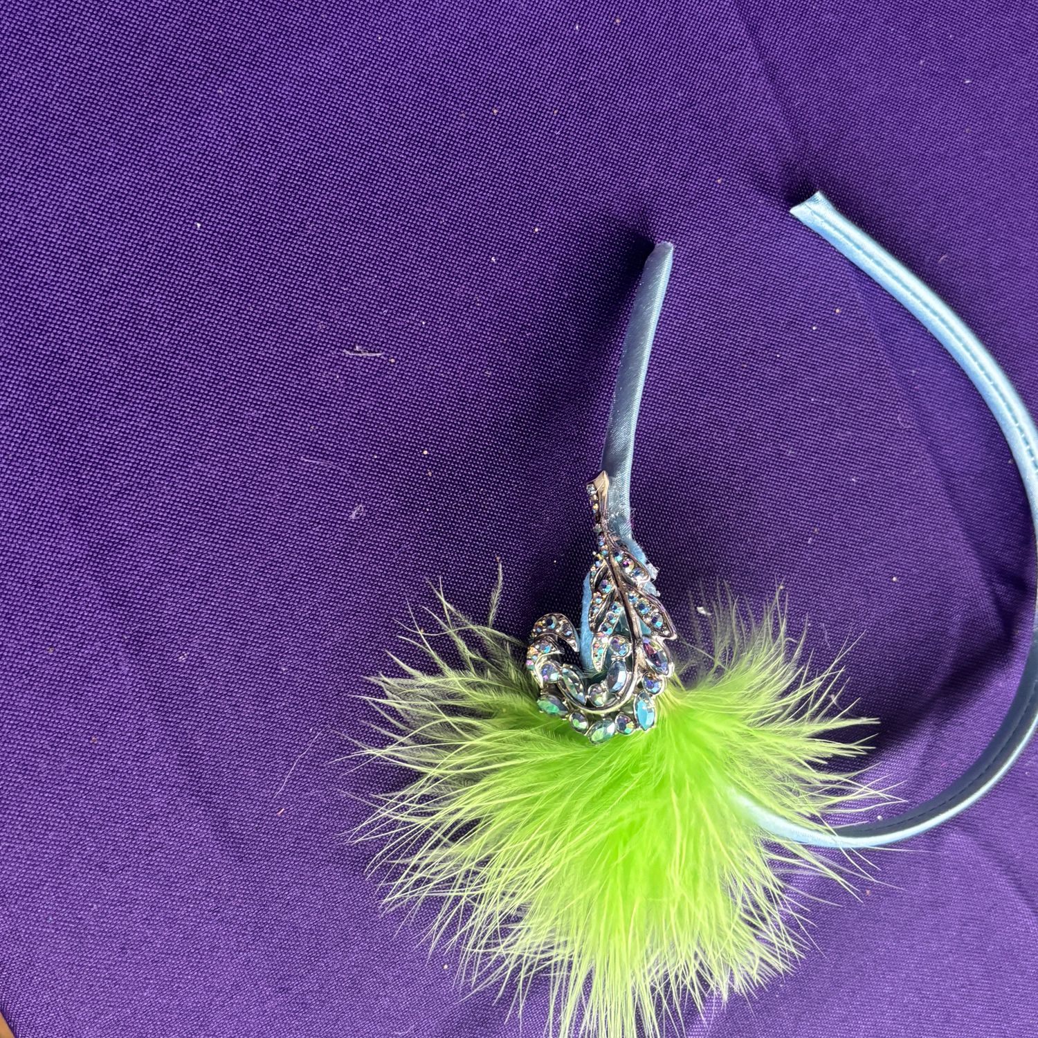 Light blue green feather leaf gem
