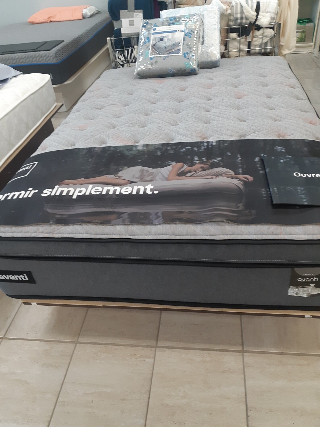 Lavelo  matelas .  •	Housse de tissu luxueux matelassé en douces fibres de coton •	Mousse infusée de gel favorisant la température idéale de 1 pouces .Couche de 2" en mousse hautement résiliente.