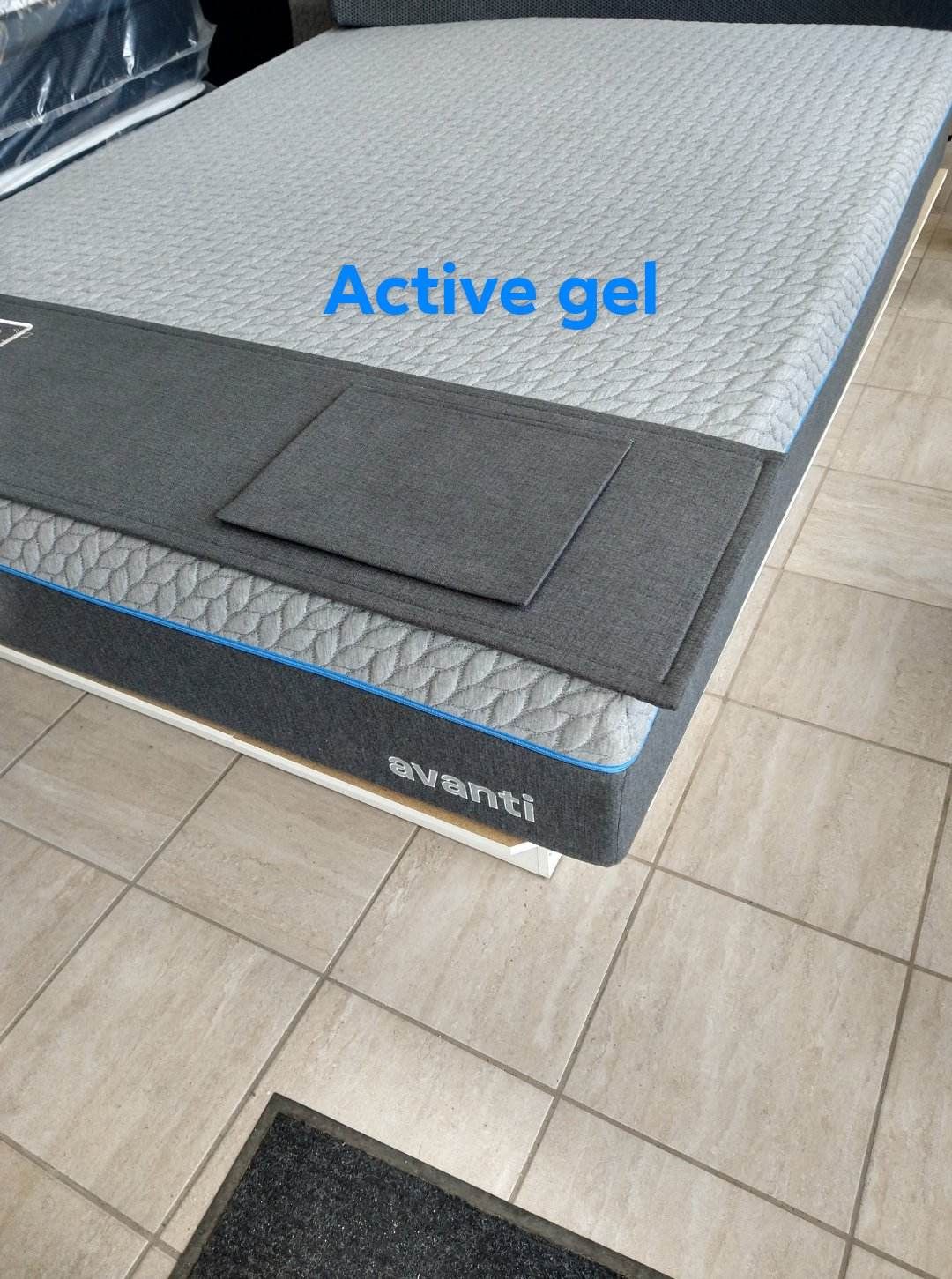 Active gel matelas.  Tissu respirant ayant une texture hyper douce, conçu pour augmenter la circulation de l’air et de l’humidité de façon à promouvoir une température idéale surface de sommeil.