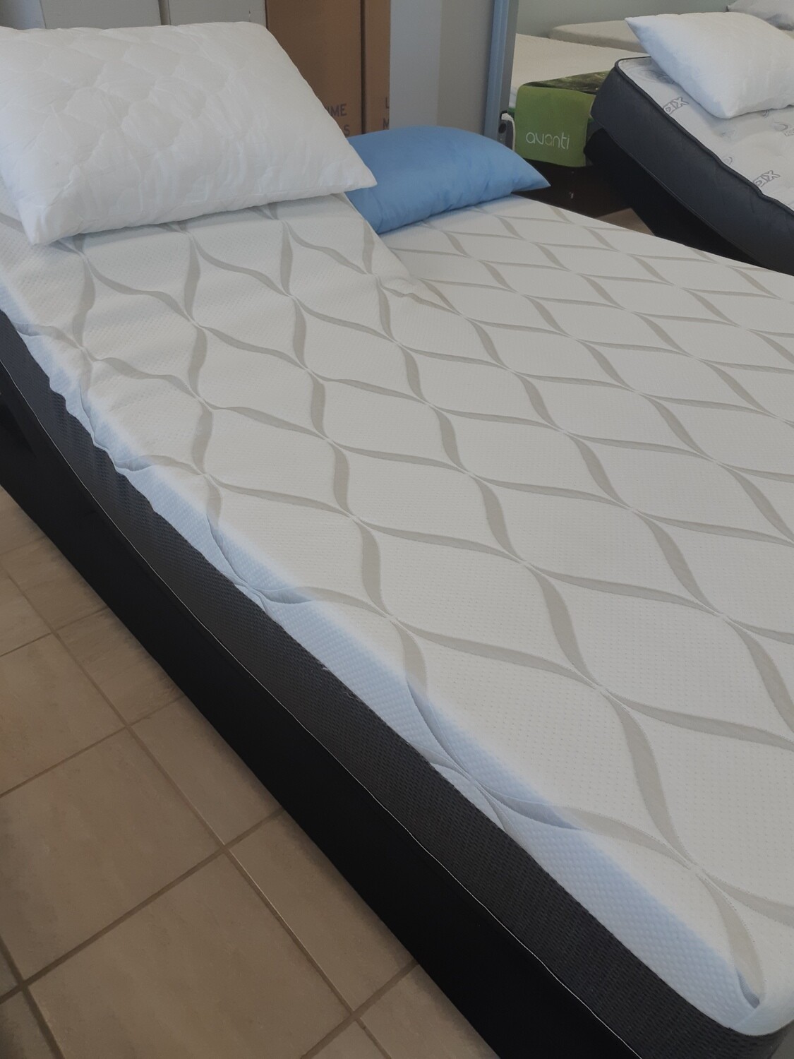 Lit électrique   a 2 têtes. •	Housse de tissu luxueux matelassé en douces fibres de coton  •	Couches confort matelassées en mousse et fibres moelleuses de 1"  •	Mousse infusée de gel.