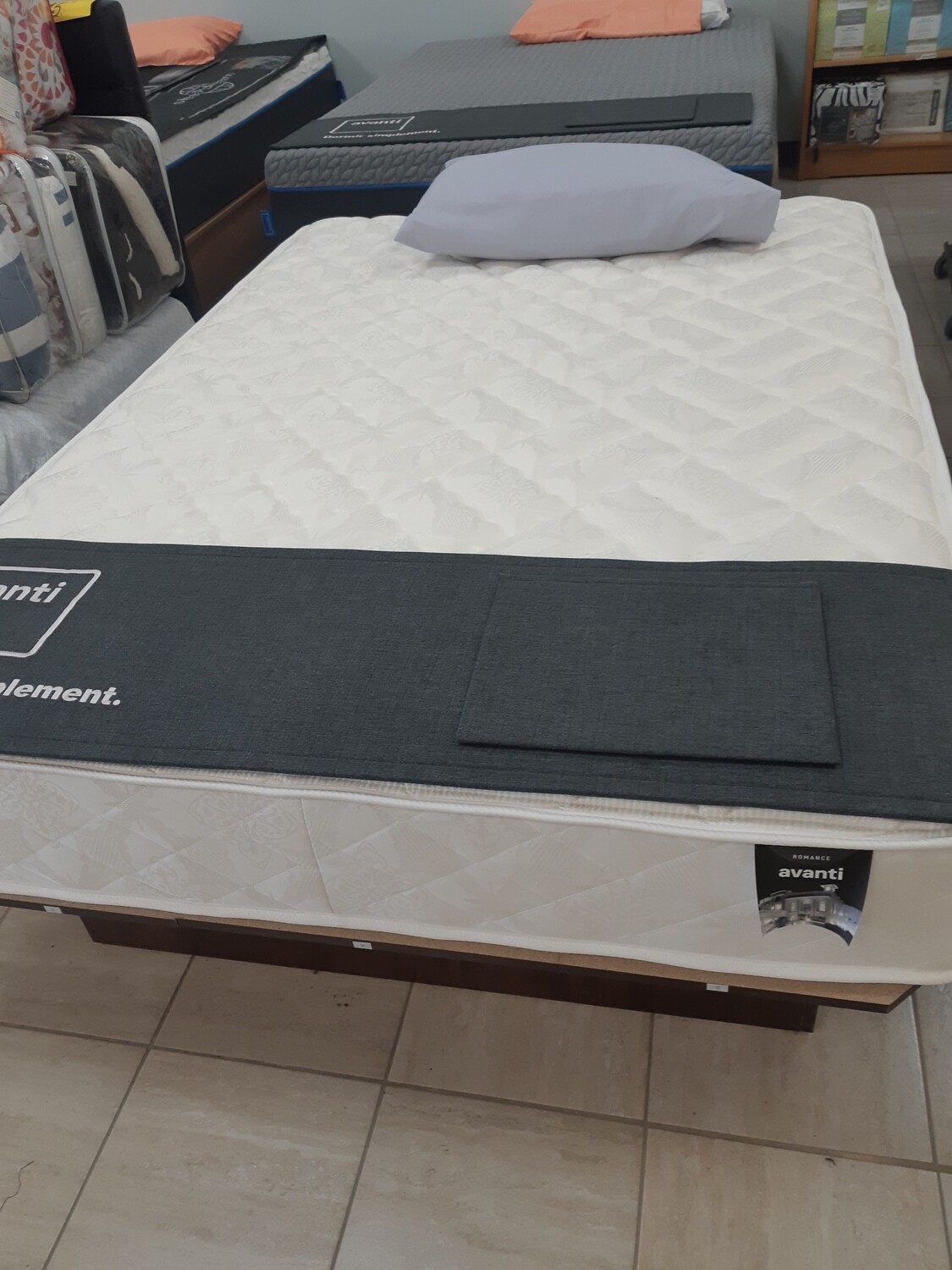 Romance Matelas   fait de mousse a haute densité. Confort semi ferme et réversible.