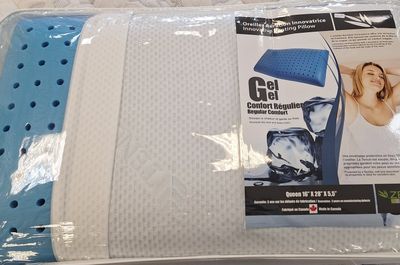 Oreiller Gel, confort régulier. Dissipe la chaleur et garde au frais. Une enveloppe protectrice en tissus TENCEL recouvre l'oreiller. Le Tencel est souple, doux et absorbant.
