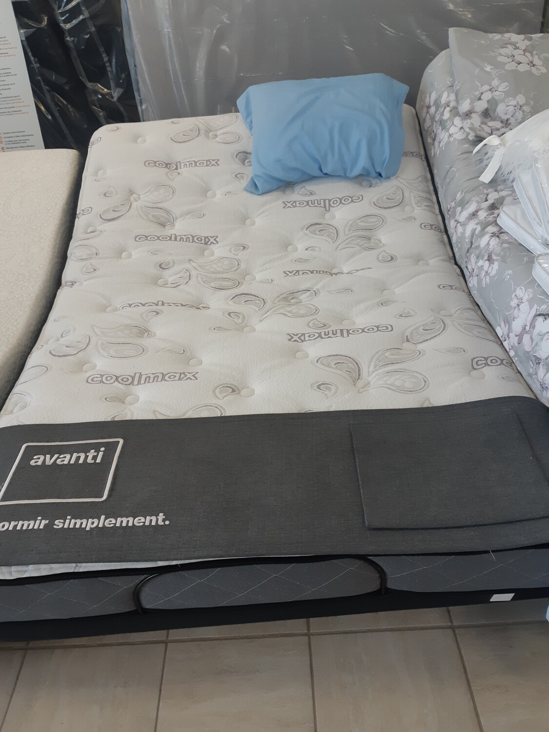 Les bases de lit ajustables électriques  permettent d’élever la tête et le pied de votre matelas pour maximiser votre choix de positions de confort..